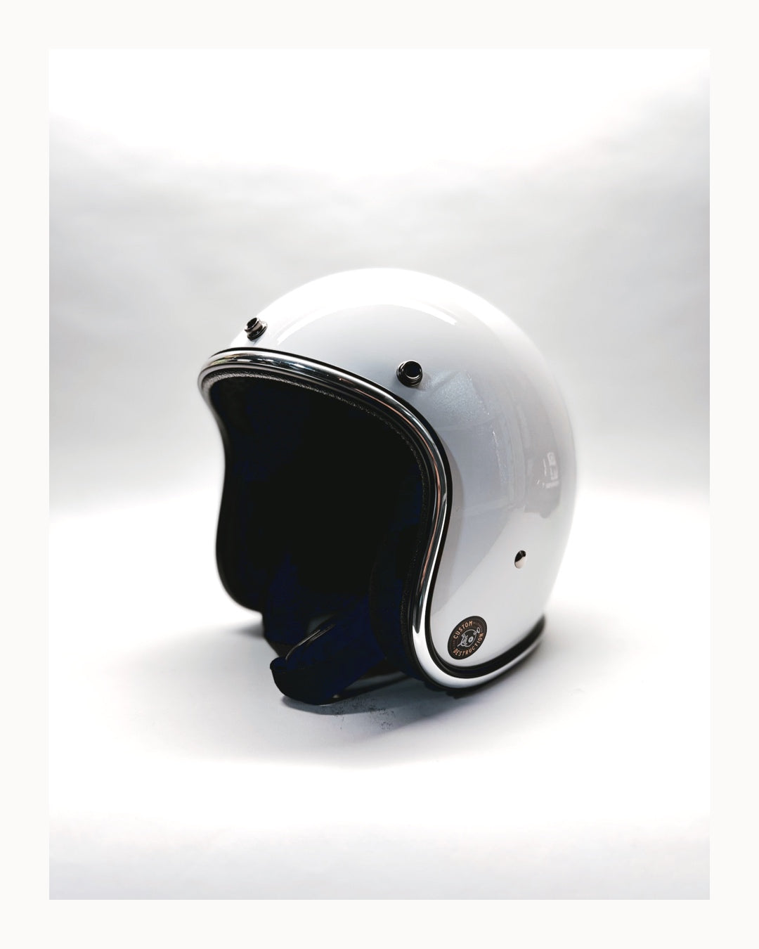 GLOSS WHITE WITH CHROME TRIM